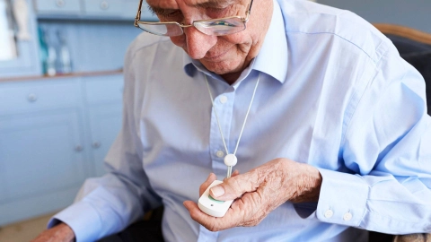 Пожилой мужчина с техническим вспомогательным устройством.