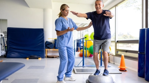 Пациентка и женщина-эрготерапевт готовят еду на кухне.