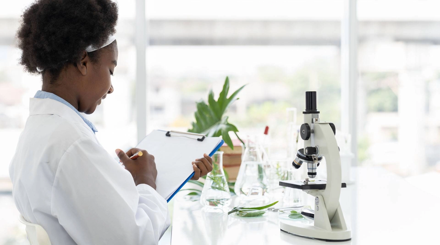 Evidenzbasierte Medizin EbM (Quelle: iStock/Amorn Suriyan) Labormitarbeiterin füllt Formular aus.
