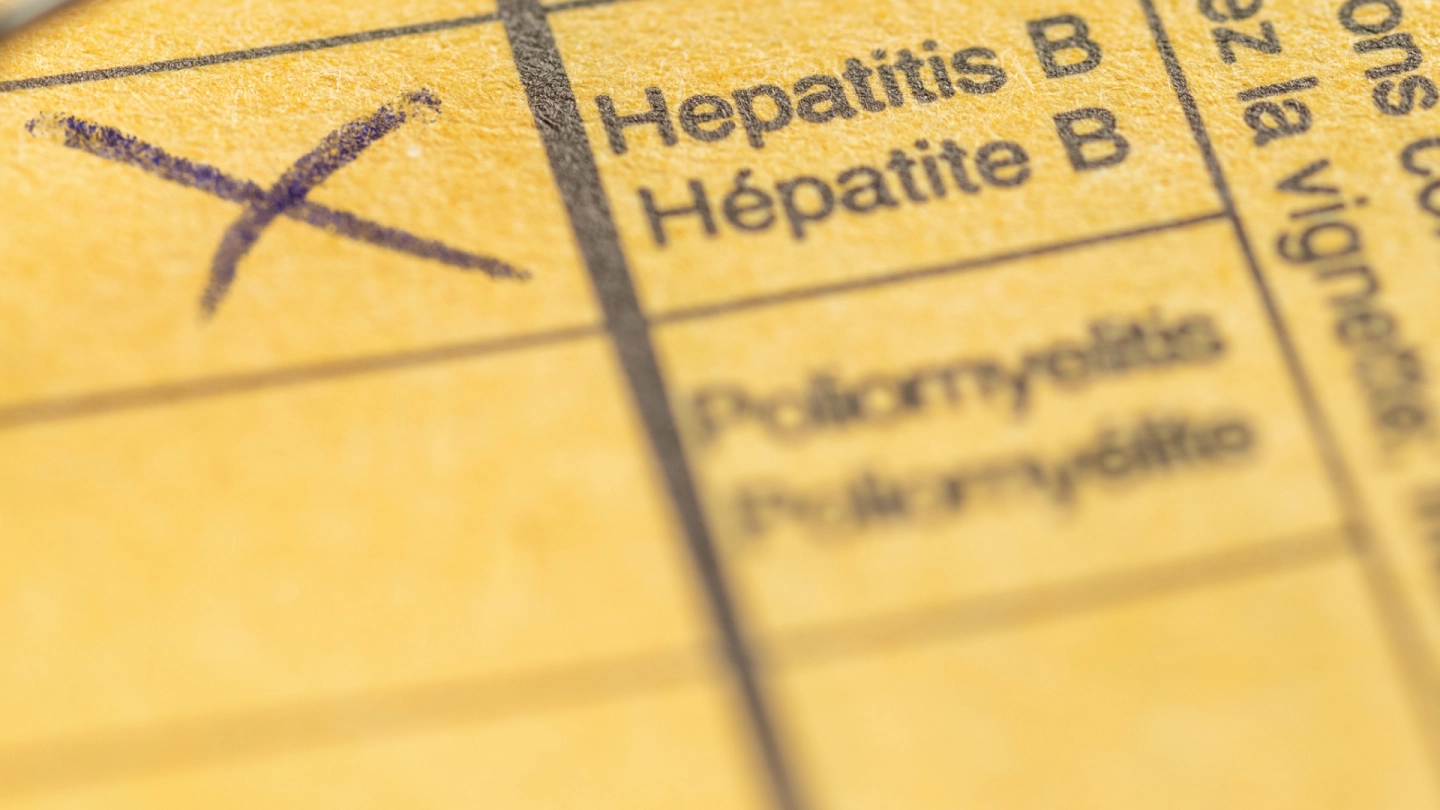 Hepatitis B (Quelle: iStock/Zerbor) Ein Impfpass mit Kreuz bei der Hepatitis-B-Impfung.