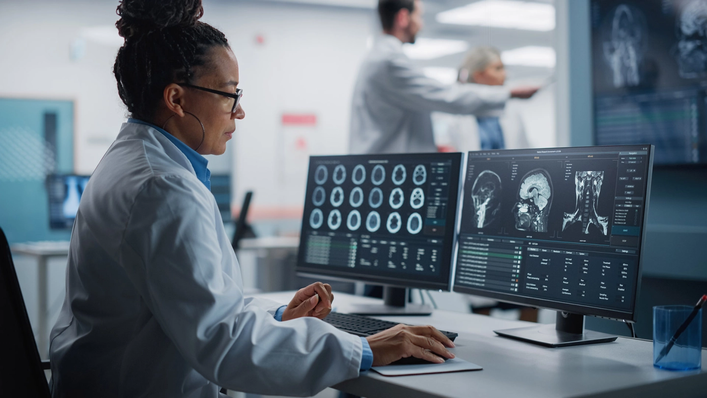 Künstliche Intelligenz in der Medizin (Quelle: shutterstock/Gorodenkoff) Eine Ärztin schaut sich am Computer Aufnahmen einer Magnetresonanztomographie an.
