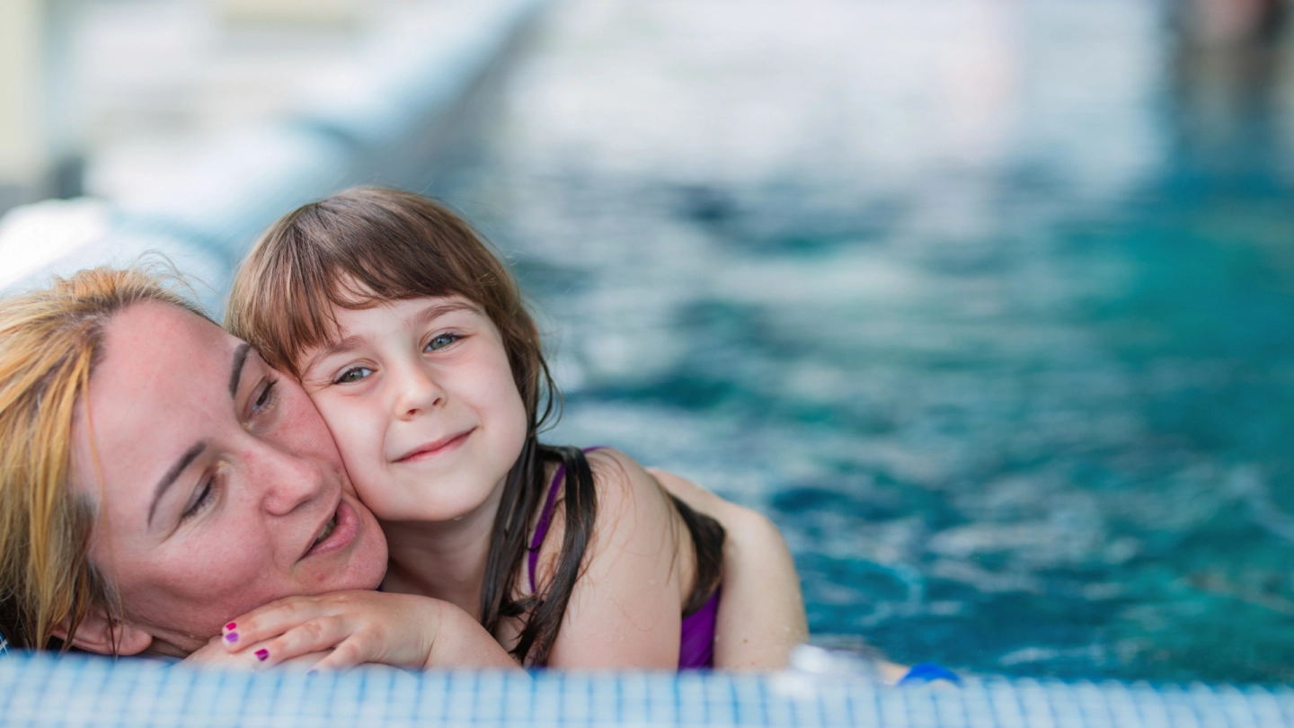Medizinische Vorsorgeleistungen (Quelle: iStock/Blcho_raro) Mutter und Tochter im Schwimmbecken.
