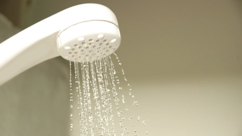 Душевая лейка с падающими каплями воды.