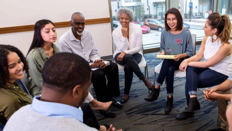 Gesprächskreis mit Menschen aus unterschiedlichen Kulturen.